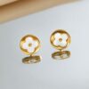 Brincos Femininos Aco Inoxidavel 316L Dourado Flor Madreperola Branca