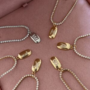 Colar Feminino Dourado Corrente fina cravejada com pingente de plaquinha Semijoia Antialergica