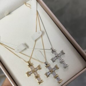 Colar Feminino Dourado E Prata Com pingente de cruz cravejada de zirconias Semijoia Antialergica