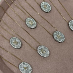 Colar Feminino Dourado Com pingente oval medalhao cravejado de zirconias Semijoia Antialergica