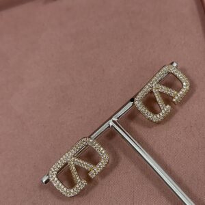 Brincos Femininos Dourado De logo v cravejado Semijoia Antialergica