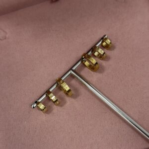 Brincos Femininos Dourado De mini argola cravejada Semijoia Antialergica