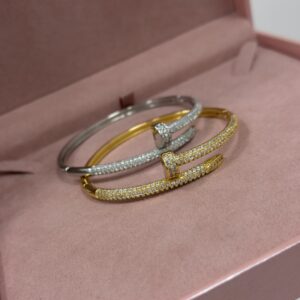 Bracelete Feminino Prata E Dourado Rigido modelo prego cravejado Semijoia Antialergica