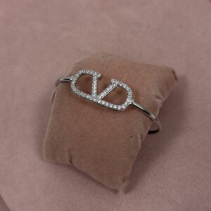 Bracelete Feminino Prata Rigido com logo v cravejado Semijoia Antialergica