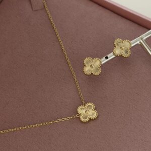 Conjunto Feminino Dourado Colar e brincos de trevo e flor Semijoia Antialergica
