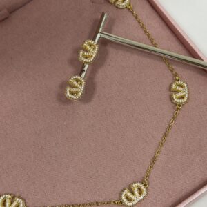Conjunto Feminino Dourado Colar e brincos de logo v Semijoia Antialergica