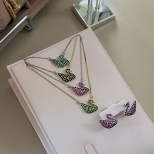 Conjunto Feminino Com Pedras Coloridas Colar e brincos de cisne cravejado colorido Semijoia Antialergica