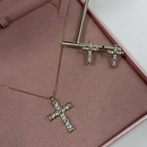 Conjunto Feminino Dourado Colar e brincos de cruz cravejada de zirconias Semijoia Antialergica
