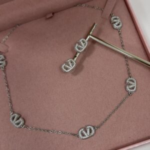 Conjunto Feminino Prata Colar de logo v e brincos de coracao Semijoia Antialergica