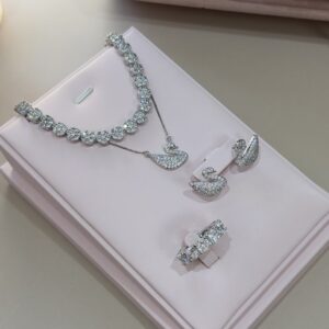 Conjunto Feminino Prata Colar, brincos e anel cravejado de zirconias Semijoia Antialergica