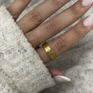 Anel Feminino Aco Inoxidavel 316L Dourado Largo e liso com uma zirconia central Antialergico
