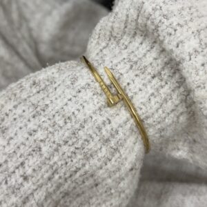 Bracelete Feminino Aco Inoxidavel 316L Dourado Rigido fino no modelo prego, com acabamento espelhado Antialergico