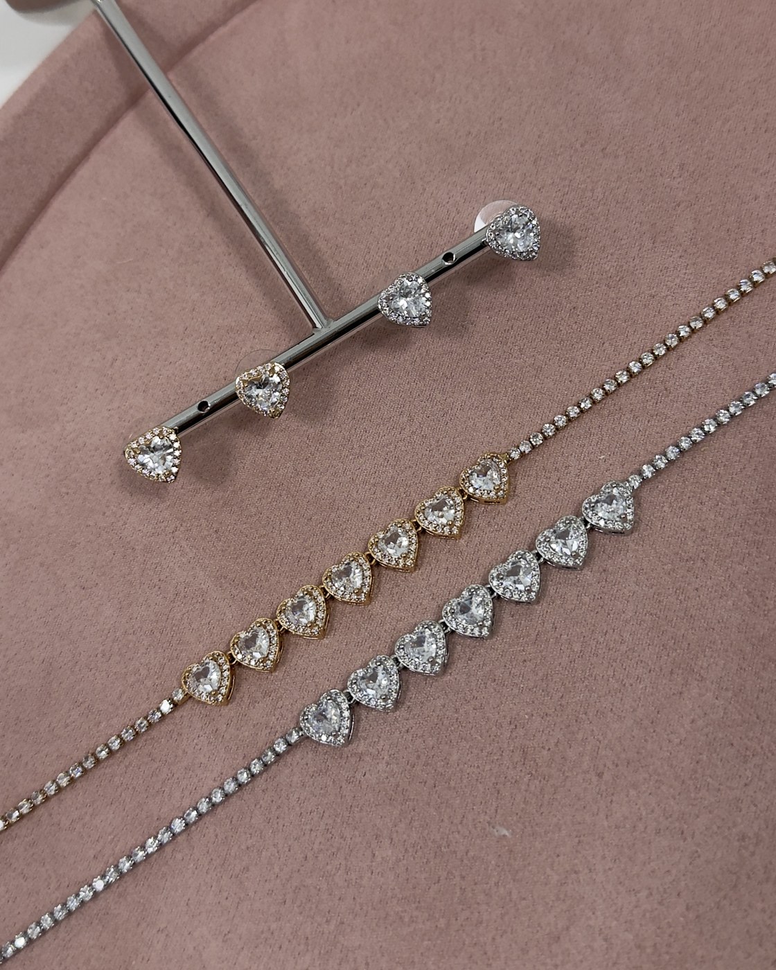 Conjunto Feminino Colar Riviera de Coracoes e Brinco Cravejado Dourado e Prata